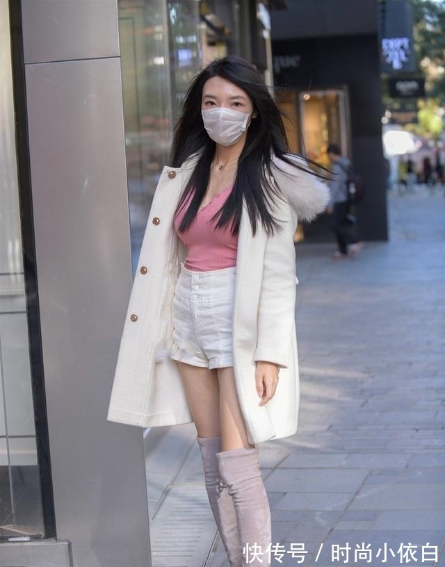 搭配 秋冬选择纯白色棉大衣,搭配粉色时髦吊带,展现魅力十足,减龄又实用