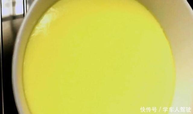 蒸鸡蛋羹时,有人加盐,有人加水,教你正确做法,又滑又嫩无蜂窝