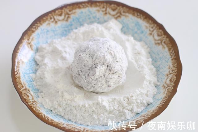 香甜|东北粘豆包的懒人做法，晶莹剔透，软糯香甜，刚出锅就吃了仨