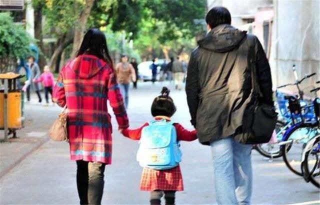 小婉|妈妈穿睡衣接孩子放学,孩子拒绝也不悔改,怒道我有穿衣自由