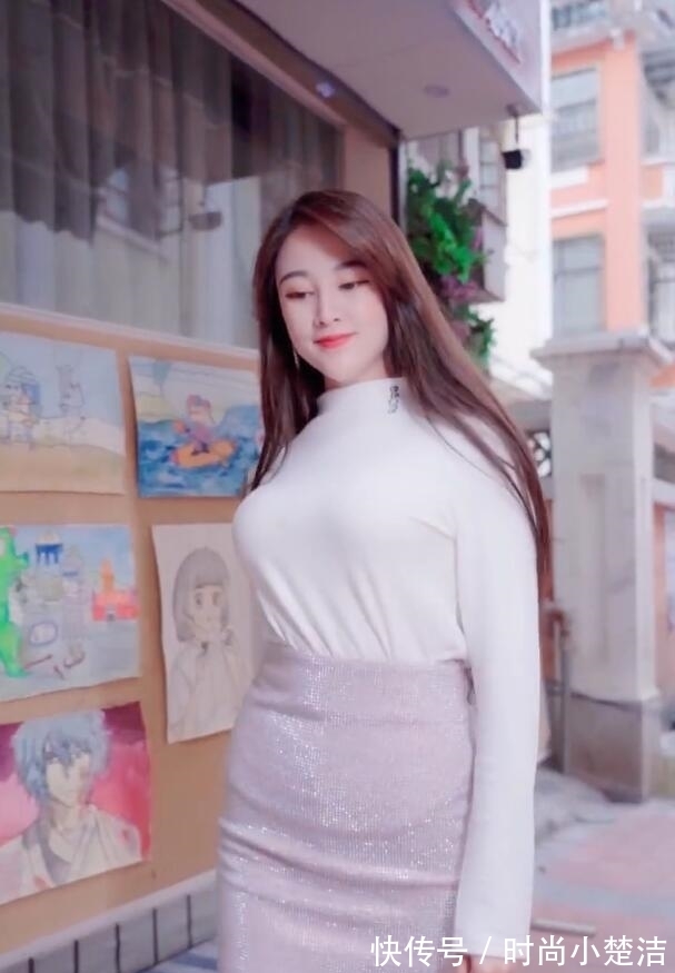 高雅|白T恤搭上银色短裙,穿出都市范,美得很高雅