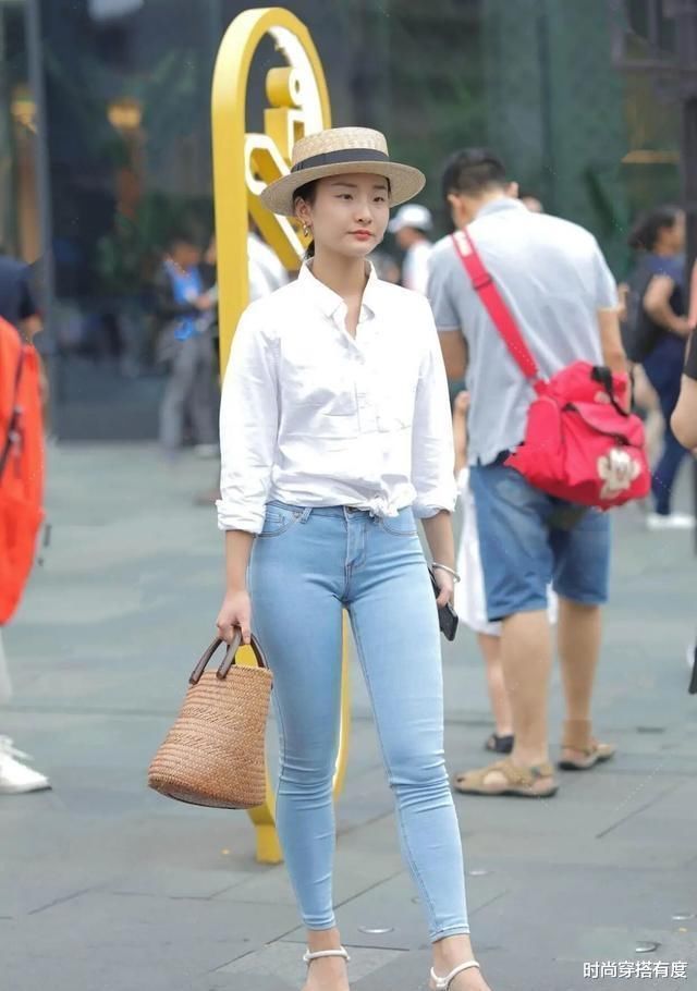 好看精致的打底裤穿出时尚感，露出美腿展现自身个性，时尚多姿