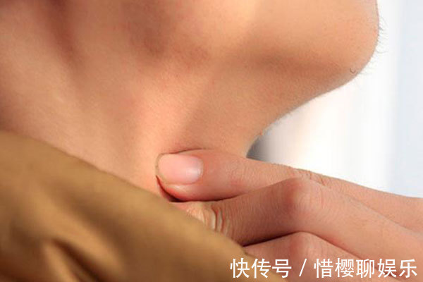 鱼胆|喉咙被鱼刺卡住了别再傻傻喝醋,教你2招,让鱼刺自己跑出来!