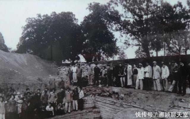 又一组万历帝陵考古挖掘现场老照片,图6是出土的万历皇帝龙袍