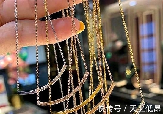款项链 蒂芙尼的微笑项链,六福的微笑项链,奢华正主和亲民同款你会选谁