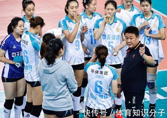 龚翔宇|蔡斌上任中国女排主教练,江苏女排举行壮行会,龚翔宇给恩师送花