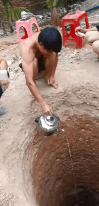 |搞笑GIF趣图:老铁,不得不说,你真的是个勇士!