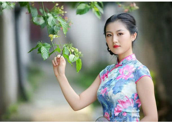 搭配|街拍:美女身材娇小,白色休闲毛衣搭配米色一步裙很漂亮