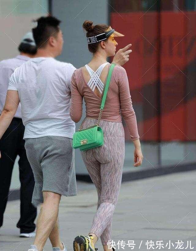 短裤 白色紧身吊带搭配白色短裤,休闲时尚,穿出高级感