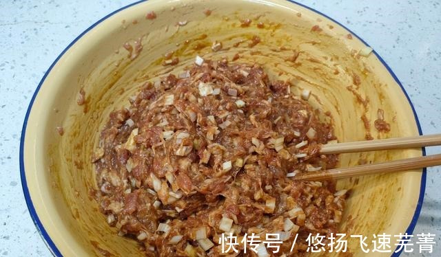 诀窍|调饺子馅时，先打水就错了，记住“盐水油”的诀窍，鲜嫩流汁！