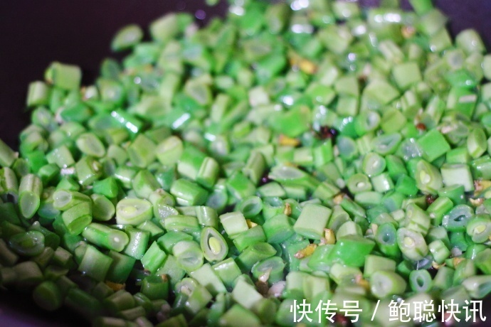 肉末橄榄四季豆，孩子去外面吃饭，每次必点的一道下饭菜