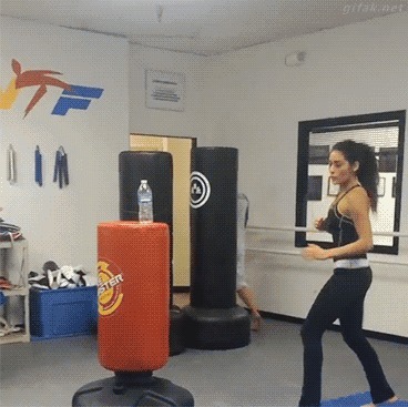 |搞笑GIF：难怪这妹子的做的东西味道十足的！原来如此