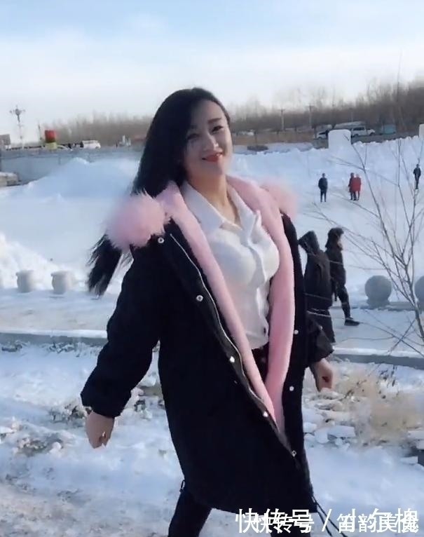 小姐姐 雪景中“衬衫外穿”美女,加上一件大衣,扬长避短!