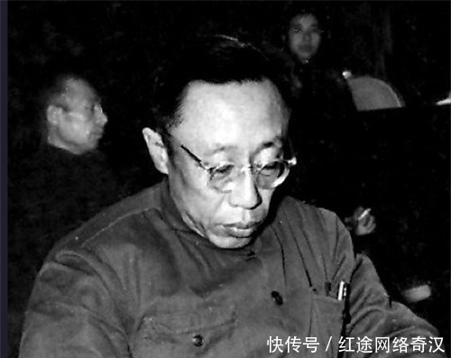 太监|溥仪改造后,去探望在寺庙生活的太监,太监一句称呼让他泣不成声