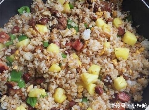 米饭不和鸡蛋炒，和这水果炒，酸甜开胃，颜色鲜艳，粒粒分明松散