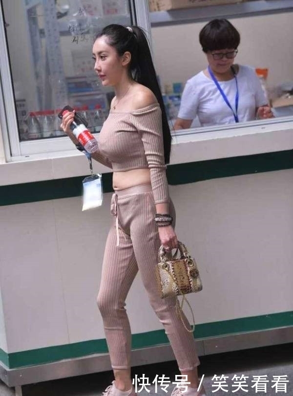 美女|美女街拍小姐姐穿针织套装出街,度过一个“温情”的秋天