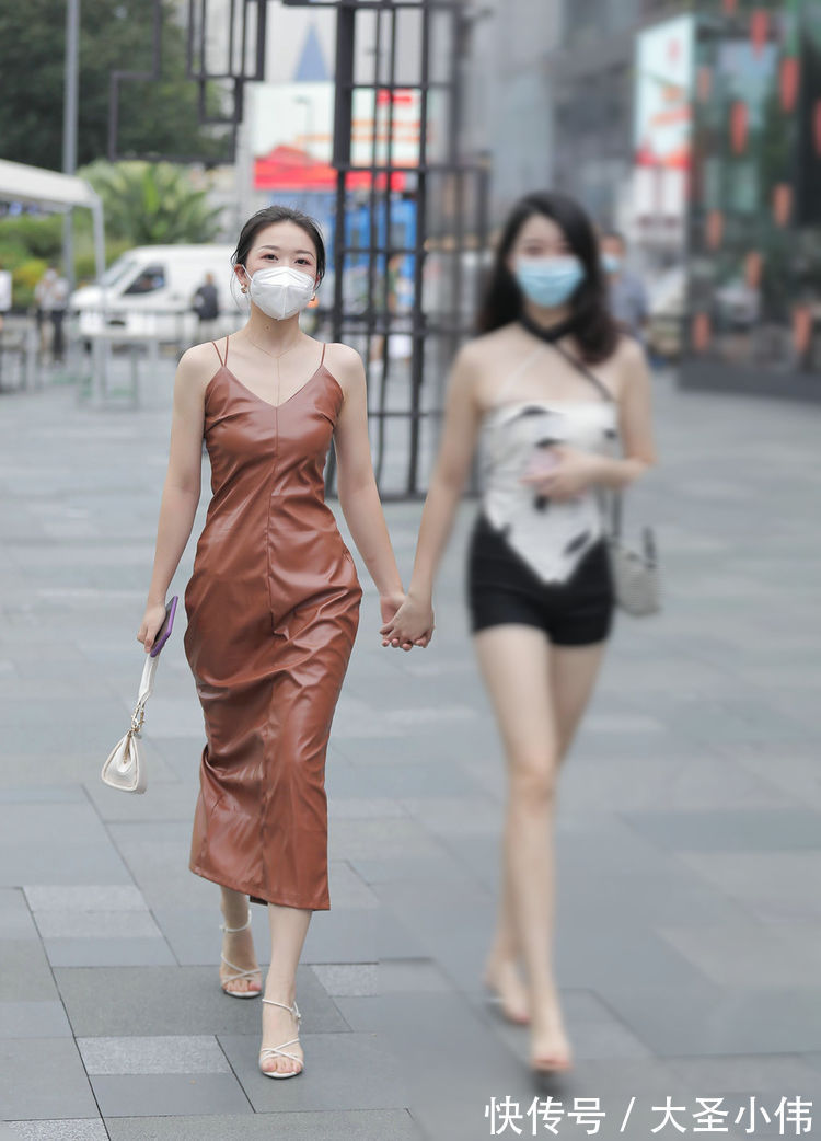 高跟鞋 美女街拍:吊带款的紧身裙和黑色短裤,都可以展现出优雅的魅力