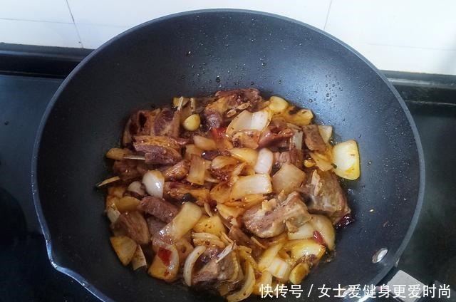 香肉|到了冬天,要常给家人做此菜,鲜香肉嫩好美味,吃完浑身暖乎乎