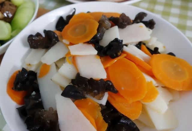 春天,少吃白菜土豆多吃它,清肠去脂解油腻,简单一炒比肉香