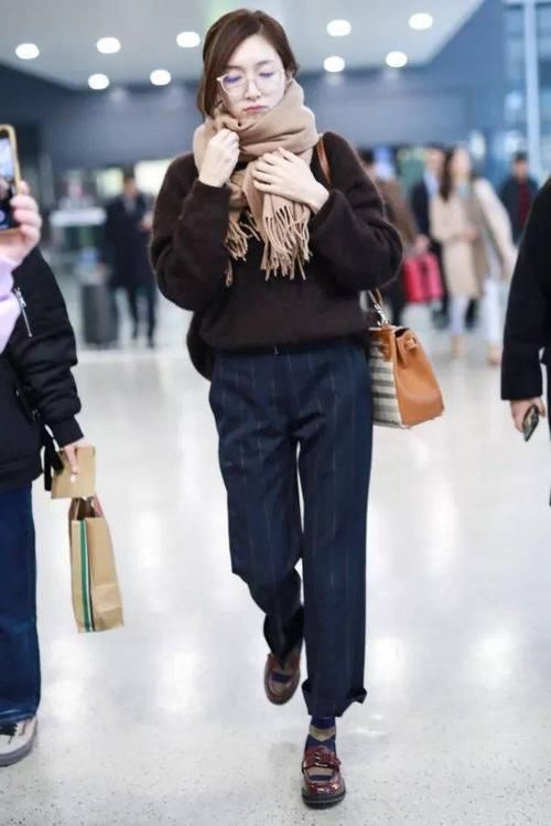 最近火了一种穿法：直筒裤＋乐福鞋，舒适百搭又时髦，春天穿正好