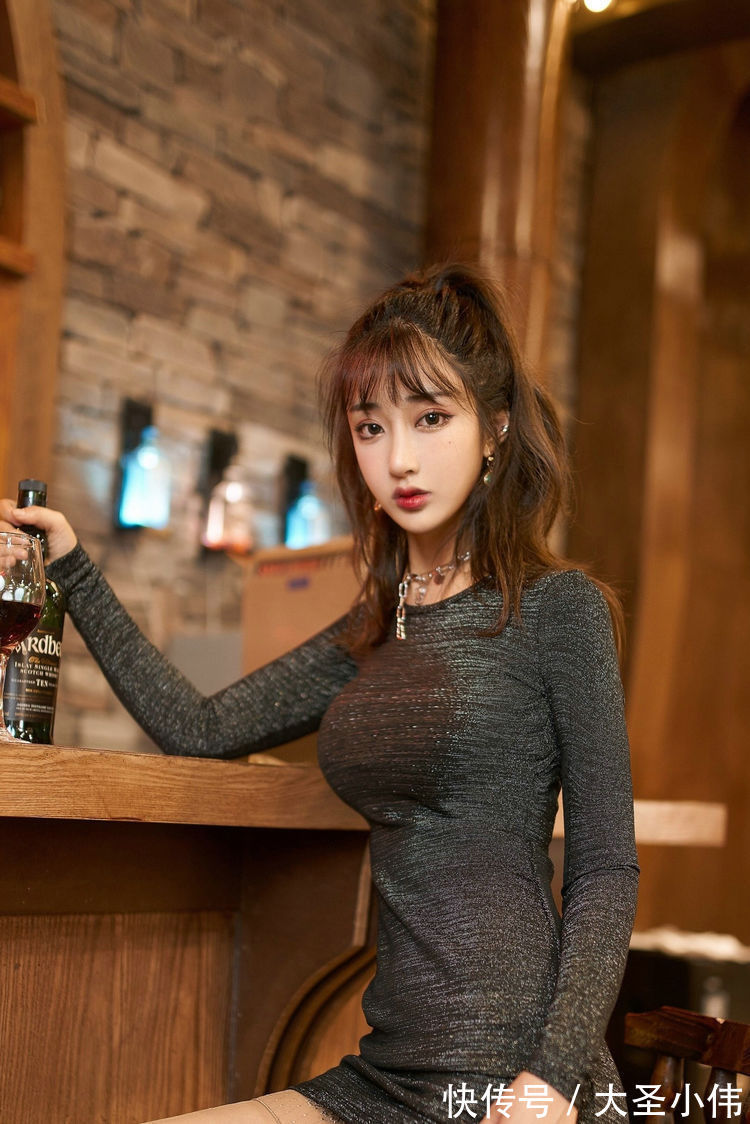 版型|美女街拍:小姐姐身穿深色紧身连衣裙,简约时尚的版型很是耐看,非常的漂亮