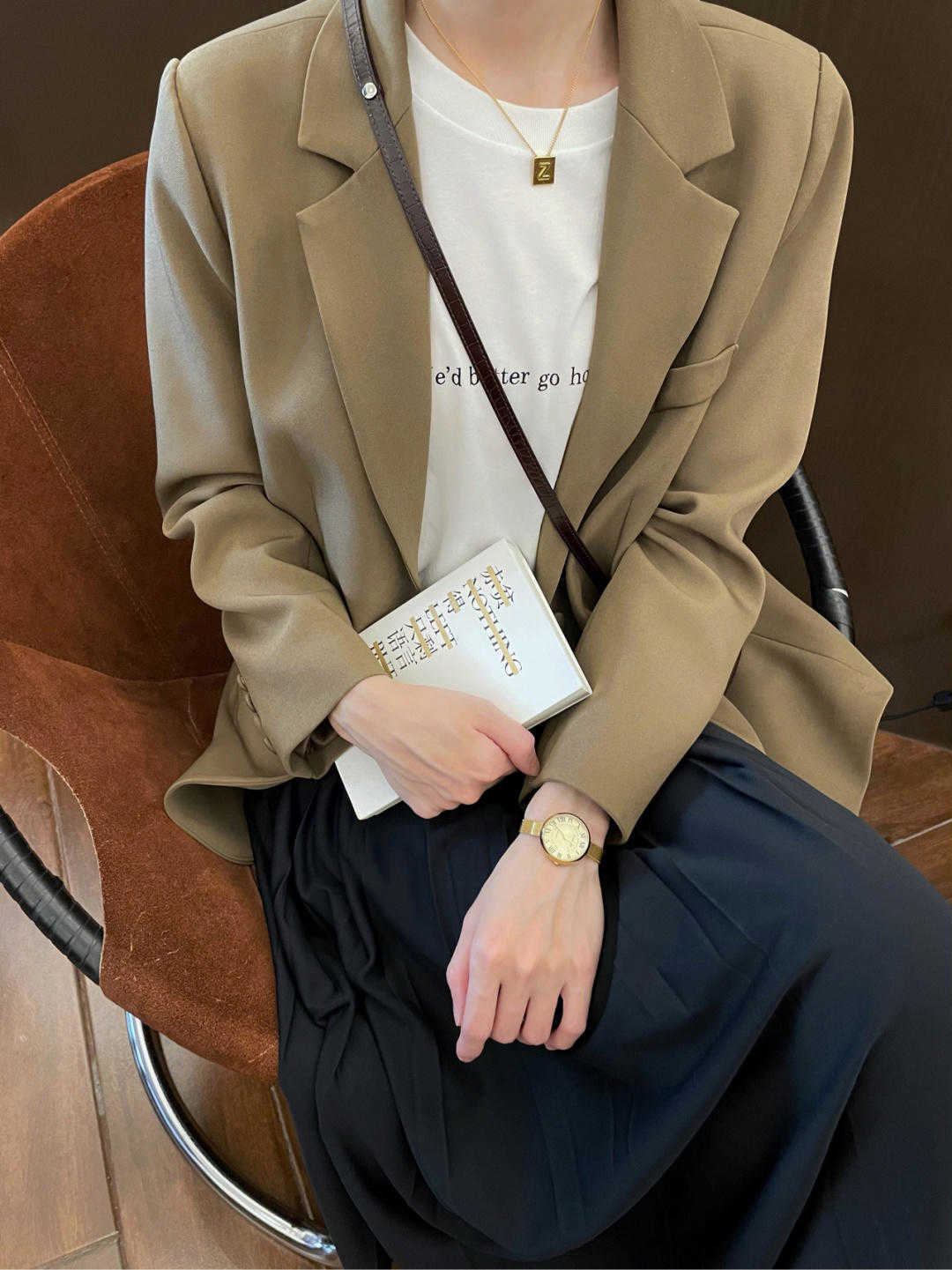 搭配|别再用西装配九分裤了!今年流行搭配小裙子,干练利落又不失温柔