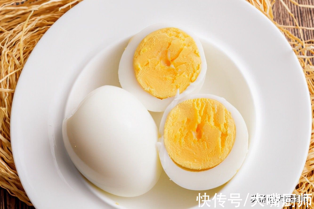 水煮蛋别只用清水，想要好吃又营养，不破壳好剥壳，这4点是关键