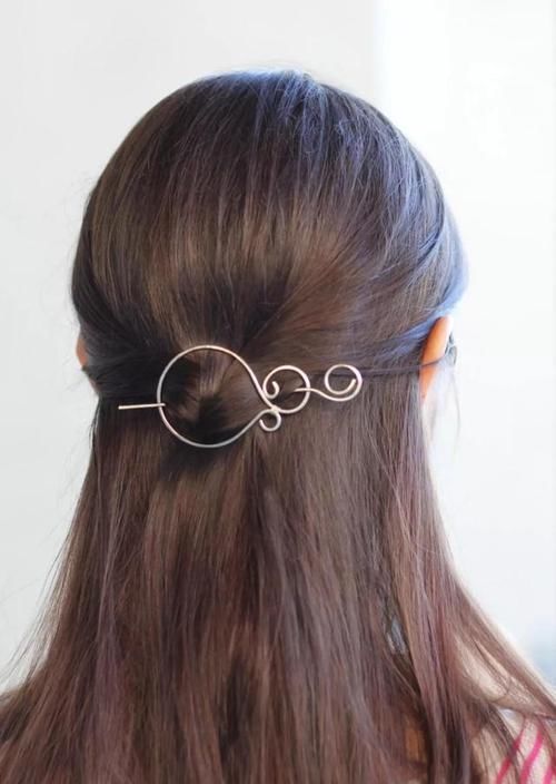 最简单的发型,配上最有创意的发饰,这个春夏,做最水灵的女孩