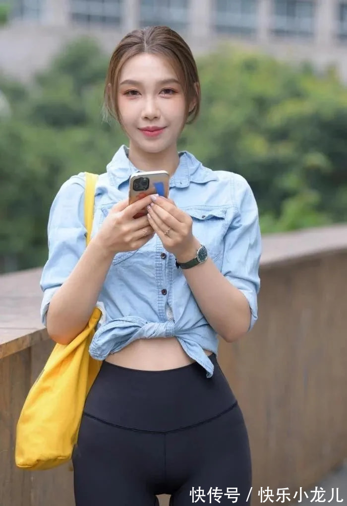 身材 身材曼妙的美女小姐姐，穿瑜伽裤，展现出满满的青春活力