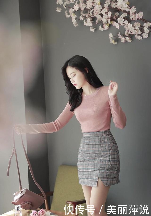 美女街拍:粉色针织打底上衣搭配格子半身裙,青春减龄,显高显瘦
