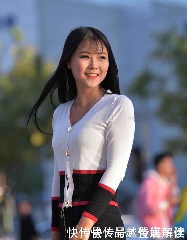 街拍|时尚街拍:简约风的关键,黑色牛仔裤穿搭出淑女范儿!
