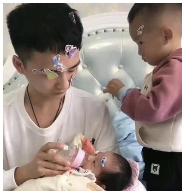 爸爸|“最年轻爸爸”火了,带娃被误认成哥哥,宝妈:这是我老公!