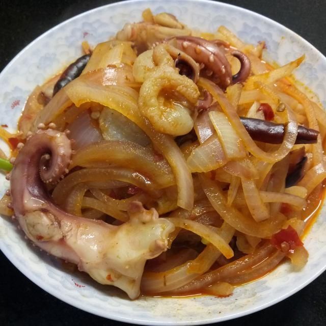 辣炒鱿鱼须，滋味十足，下酒下饭