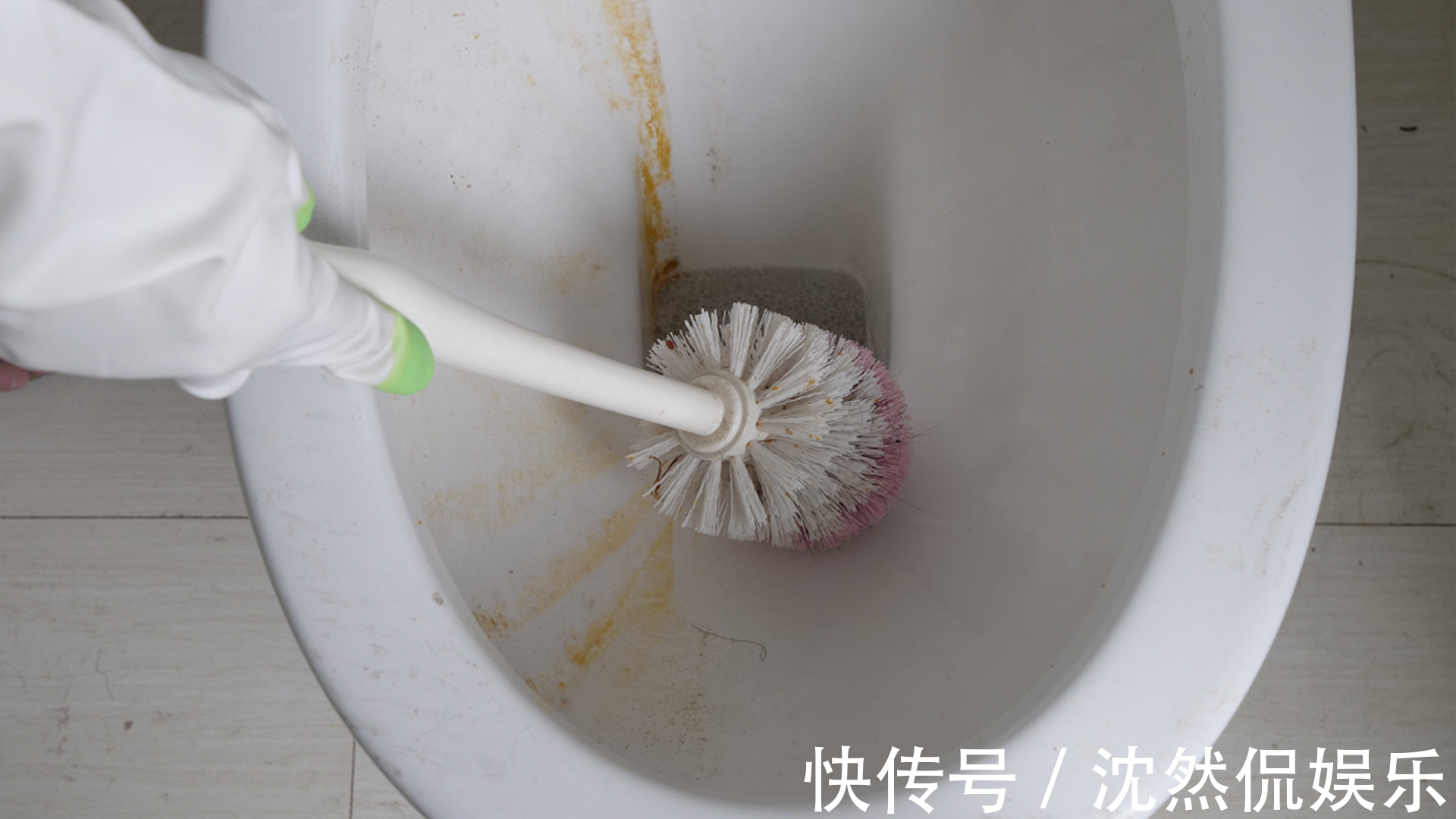 污渍|马桶黄渍又脏又臭,教您一个小窍门,不仅擦得干净,还不会有臭味