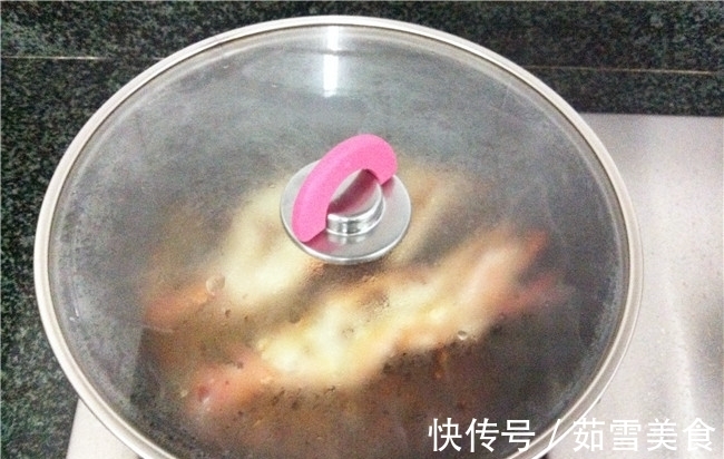 此法烹调冷冻虾，鲜味迅速提升，肉质紧实越嚼越香，高端大气