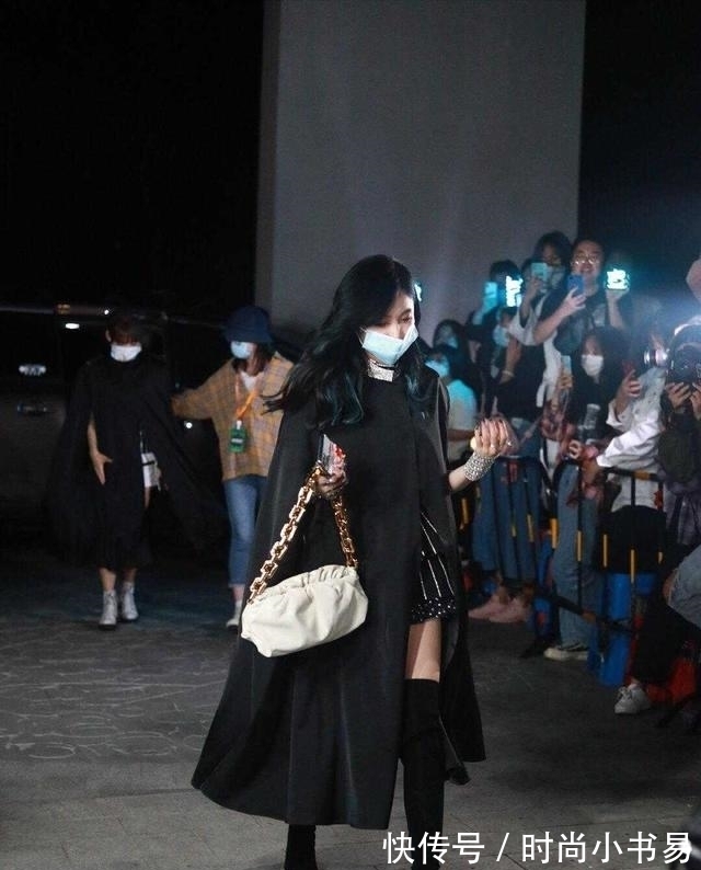 袖子|马伊琍的高级感真盖不住,简单穿斗篷式连衣裙配短发,就气质惊艳