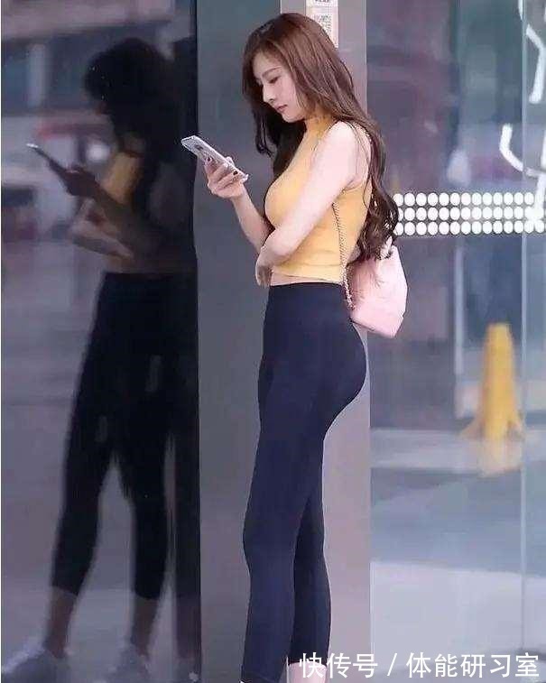 亚麻裤 黑色打底裤搭配短款红色上衣,柔滑细腻,较青春时尚!