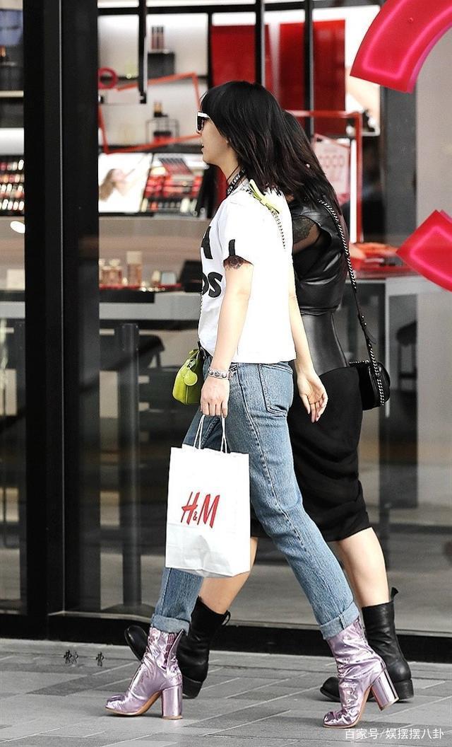 泪水|街拍美女曾试着忘记,却发现凝结泪水的双眸,竟成了思念的窗口