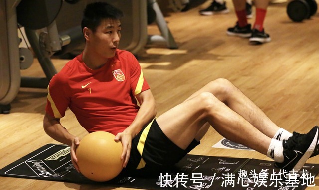 阿曼|国足26人合练,李铁跟阿兰洛国富密语,要扮演B组搅局者身份