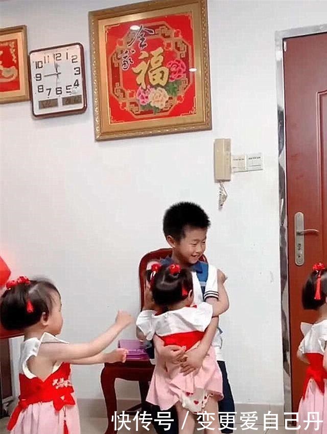 二宝|大宝想要妹妹,妈妈一下子生了三胞胎,放学到家迎接场面太有爱了!