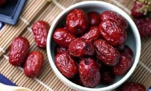 泡水|红枣和此物泡,半个月下来,湿气没了,大肚子平了,脸色更红润