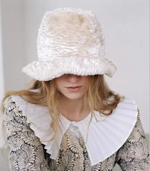 懂打扮的中年女人不显老！3种帽子的冬季搭配法，好看又不老气