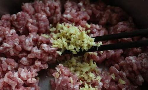 拌饺子馅，用生油还是熟油？弄清这一点，饺子鲜香四溢，不油腻