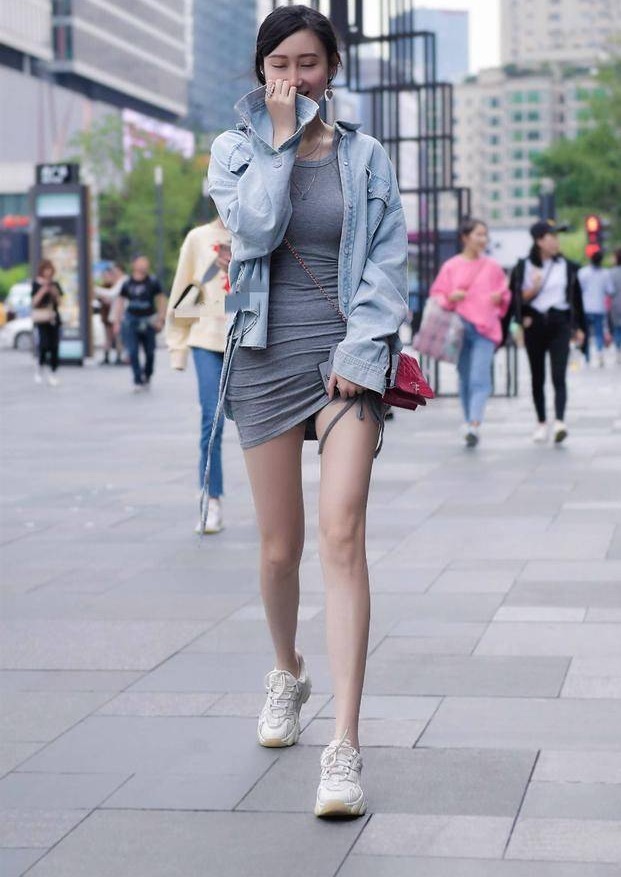 美女|美女街拍:皮肤白皙的小姐姐,身材高挑搭配吊带紧身裙,尽显妙曼身姿