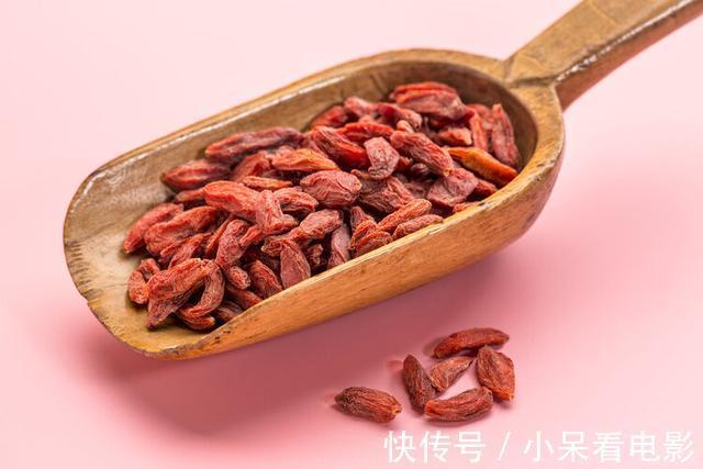 刘大爷|枸杞药食同源,坚持用枸杞泡水喝,能改善身体什么问题?