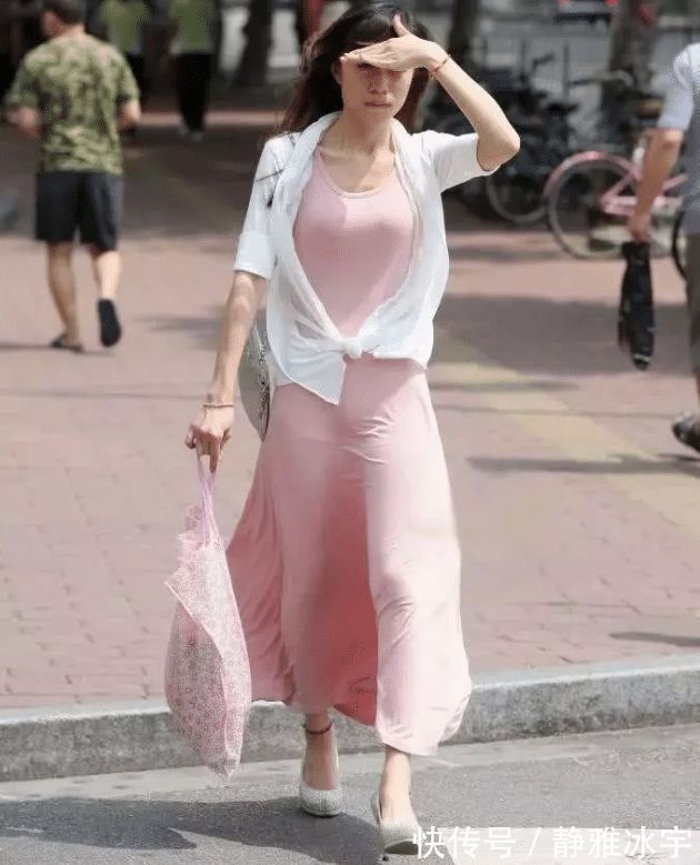 防晒衣|街拍紧身的粉色吊带连衣裙,搭配时尚白色防晒衣,优雅而性感