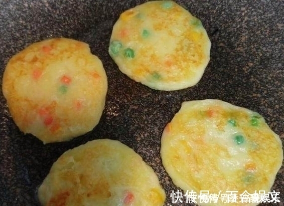 你以为这是鸡蛋饼？那你就错了，简单又好吃的早餐还不用和面！