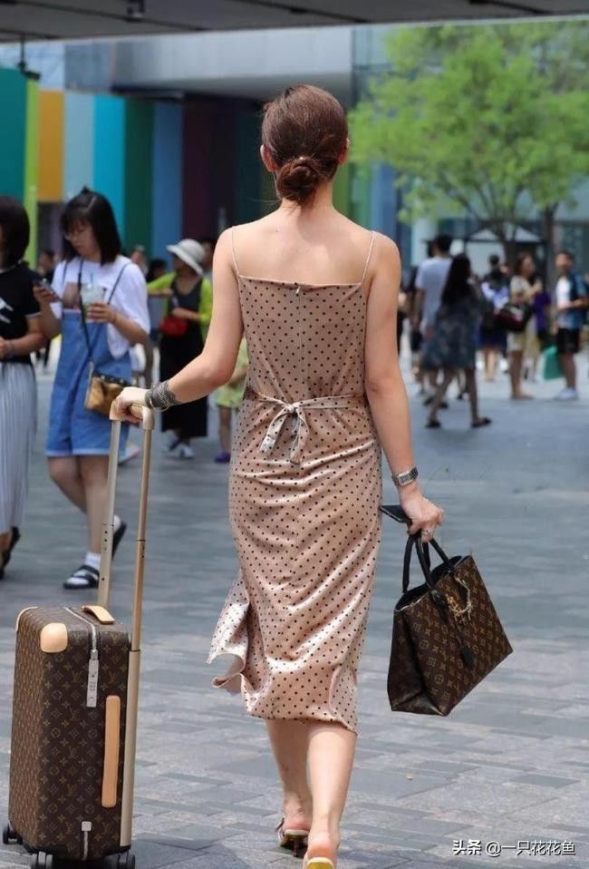 气质 好的裙子太挑人,想要驾驭必须自身有气质,那样才能好看