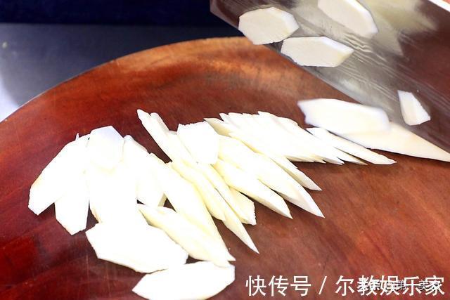 葱油|炒木耳时，总容易炸锅爆裂？教你小技巧，木耳不炸锅，更鲜香脆爽