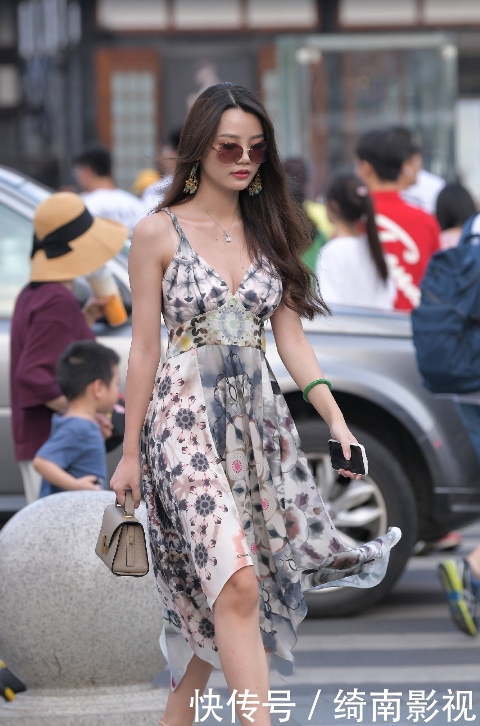 印花吊带连衣裙搭配一字带高跟凉鞋,穿出清爽飘逸灵动的气质